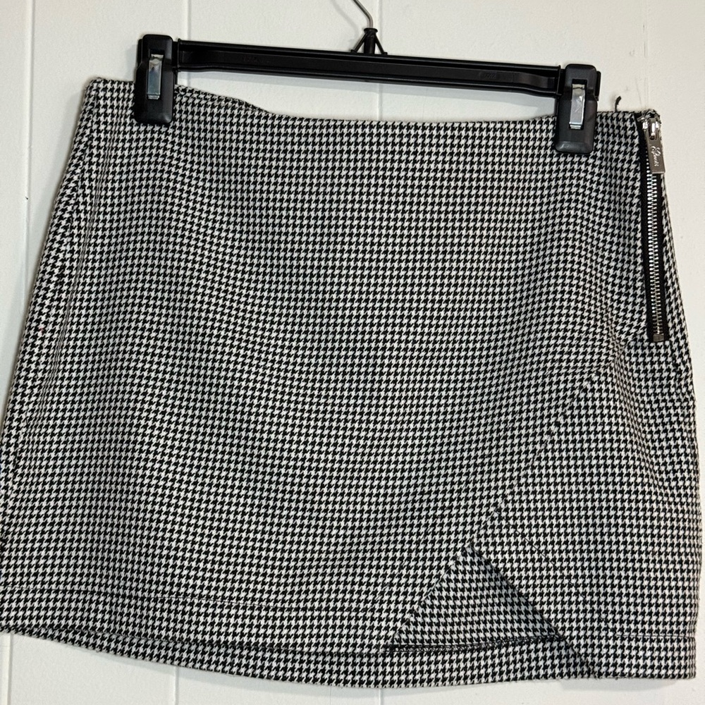 Guess Stylish Black and White Houndstooth Skirt